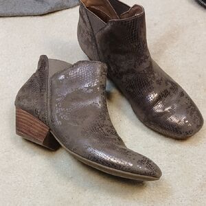 Adam Tucker womens bronze animal print ankle boots. size 9